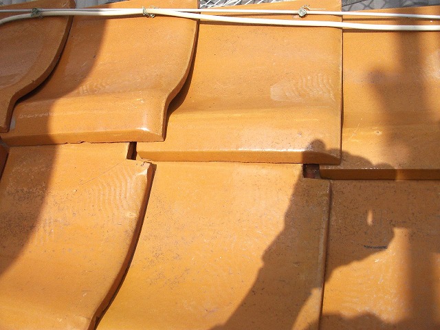 瓦がズレて隙間があいている